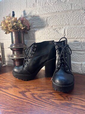 Women's H&M Black platform bootie size 7